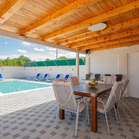 Ferienhaus Awesome In *